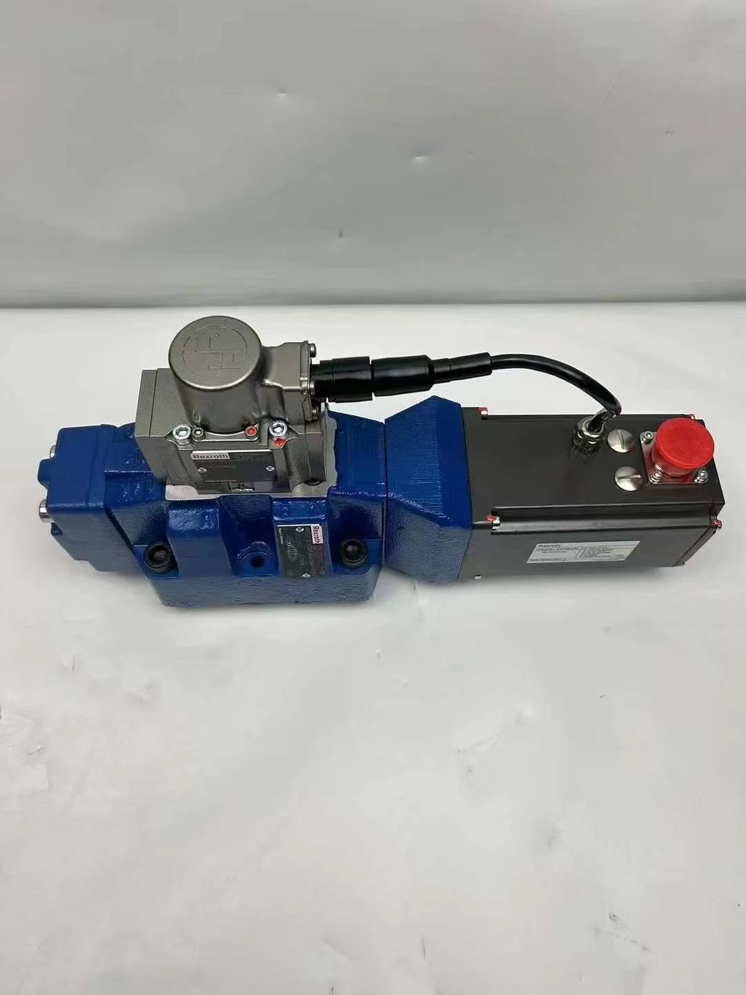 Сервоклапан Bosch Rexroth 4WRDE 16V200P-5X/6L24K9/VR-576